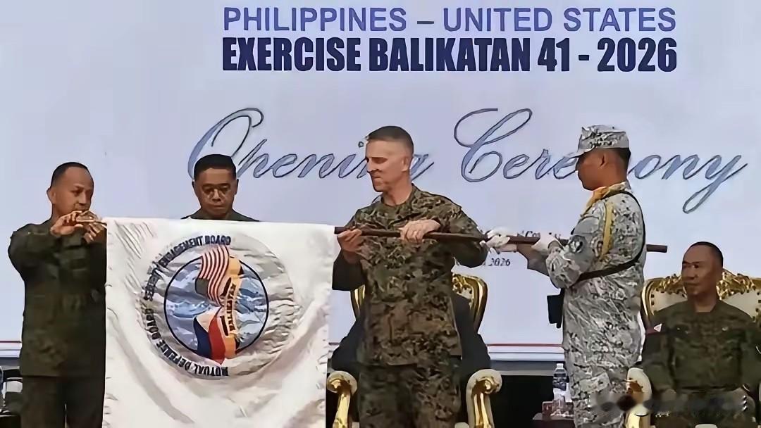 后悔来不及了！解放军吕宋岛东部演训如火如荼，美日菲等7国“肩并肩”演习成了肩并肩