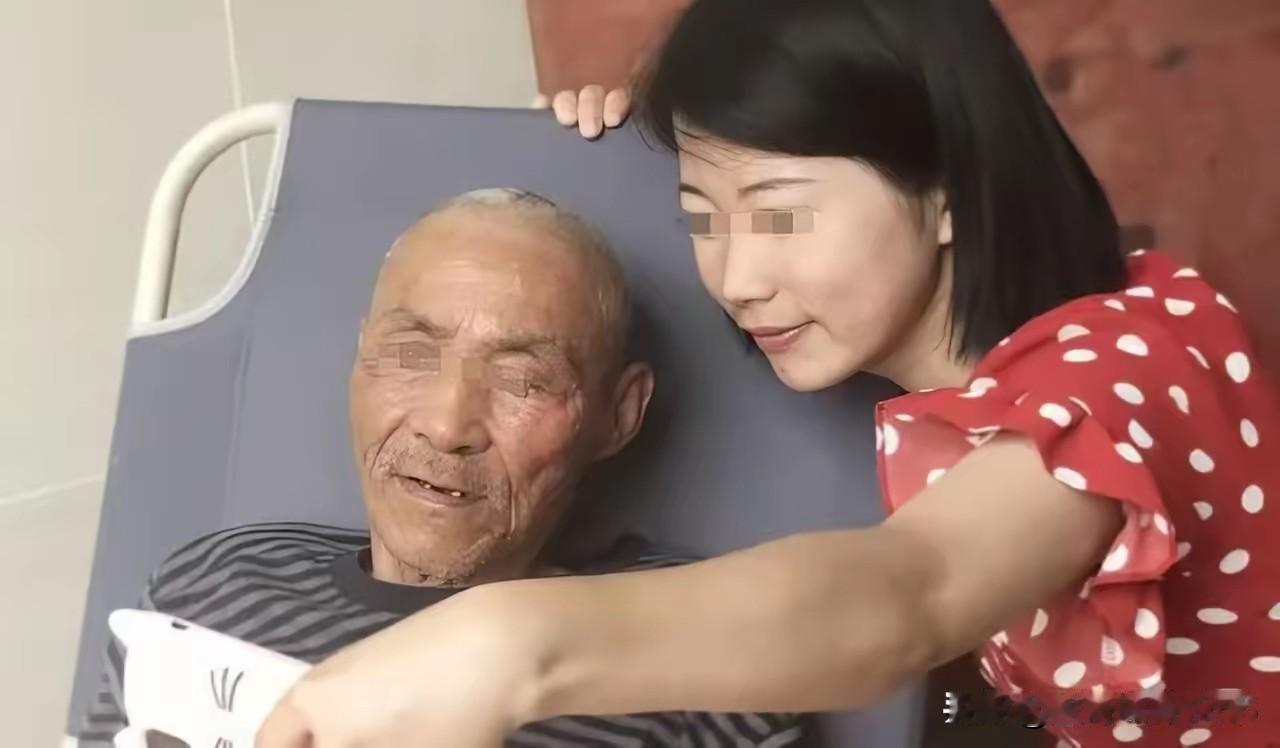 上海70岁退休大爷结识32岁打工妹，两人接触频繁渐生情愫，发展为恋爱关系。恋爱期