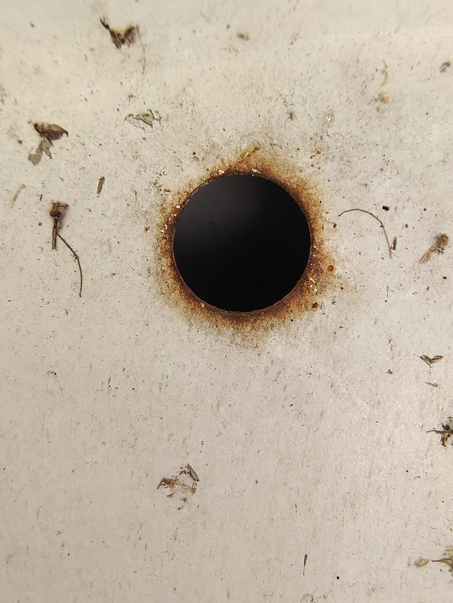 关于引擎盖生锈关于引擎盖生锈，是这个地方，不是里面，车辆是一直停在房子里面的日