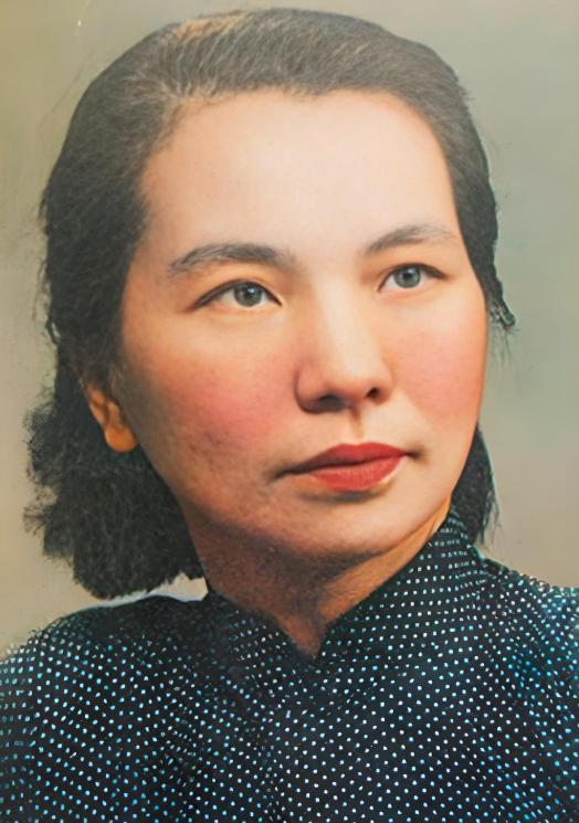 2011年7月，宁波镇海中学东南角的憩园里，两位年过七旬的老人站在一栋带弧度的二