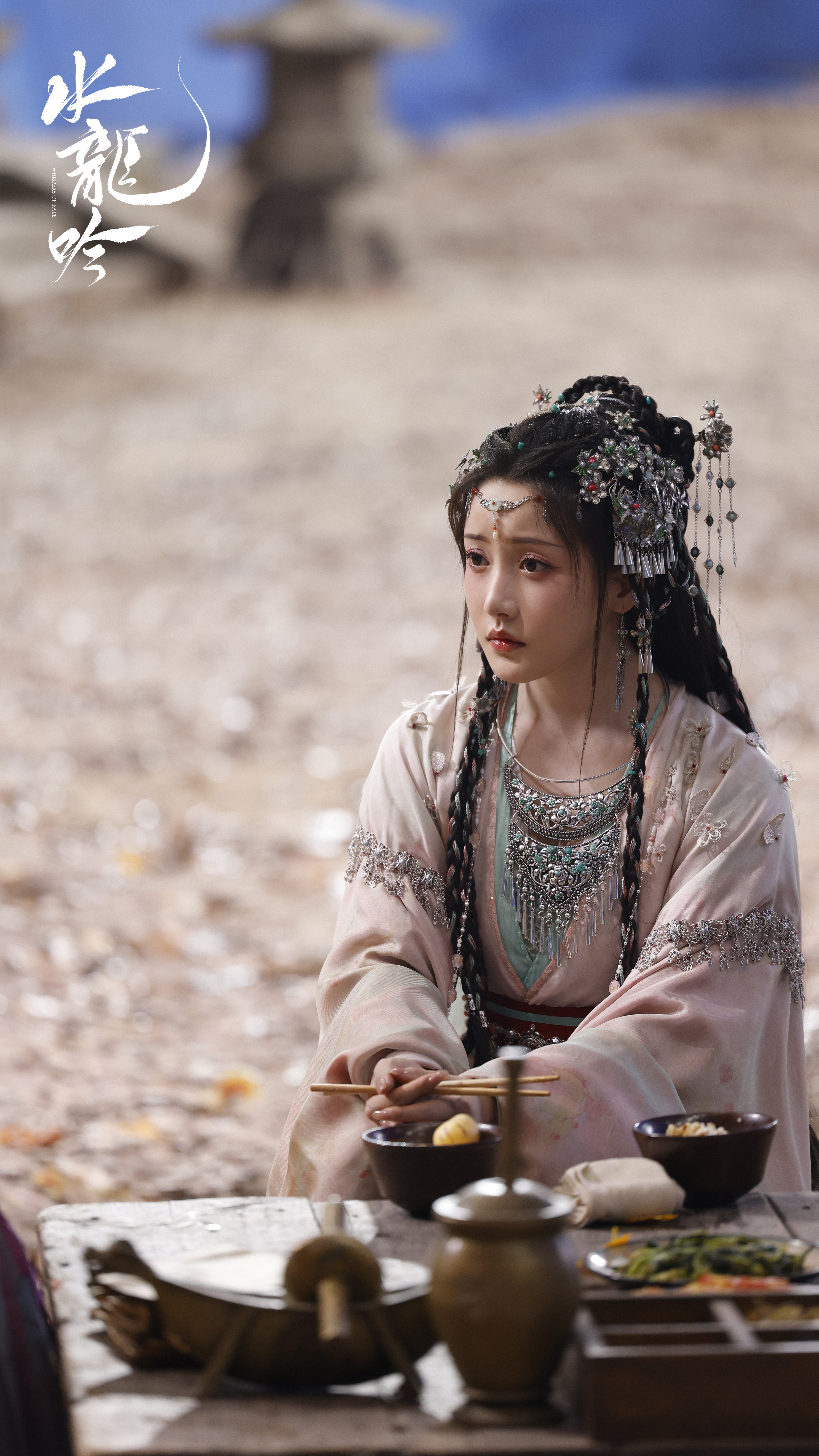 今日份的褪色版小红我已美美查收～～～《水龙吟》红姑娘☽剧照-异族-粉衣+额饰