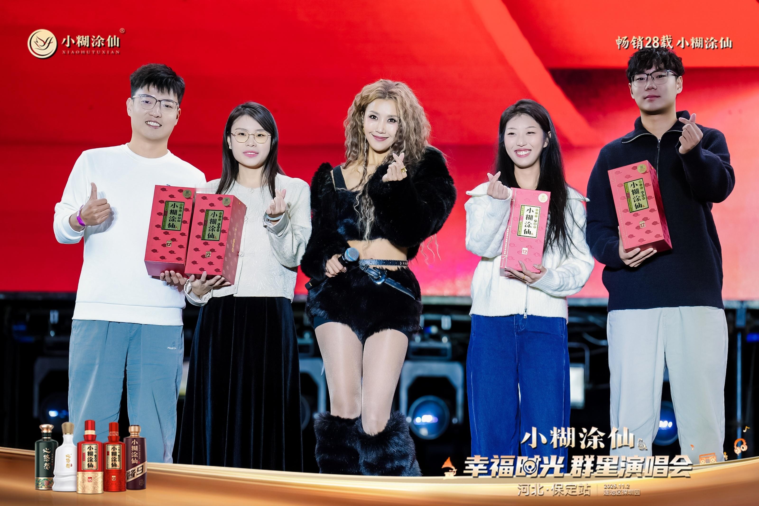 王蓉保定演唱会四首金曲全唱了王蓉要抱抱保定唱跳舞台太燃了保定歌迷直接实现“金曲