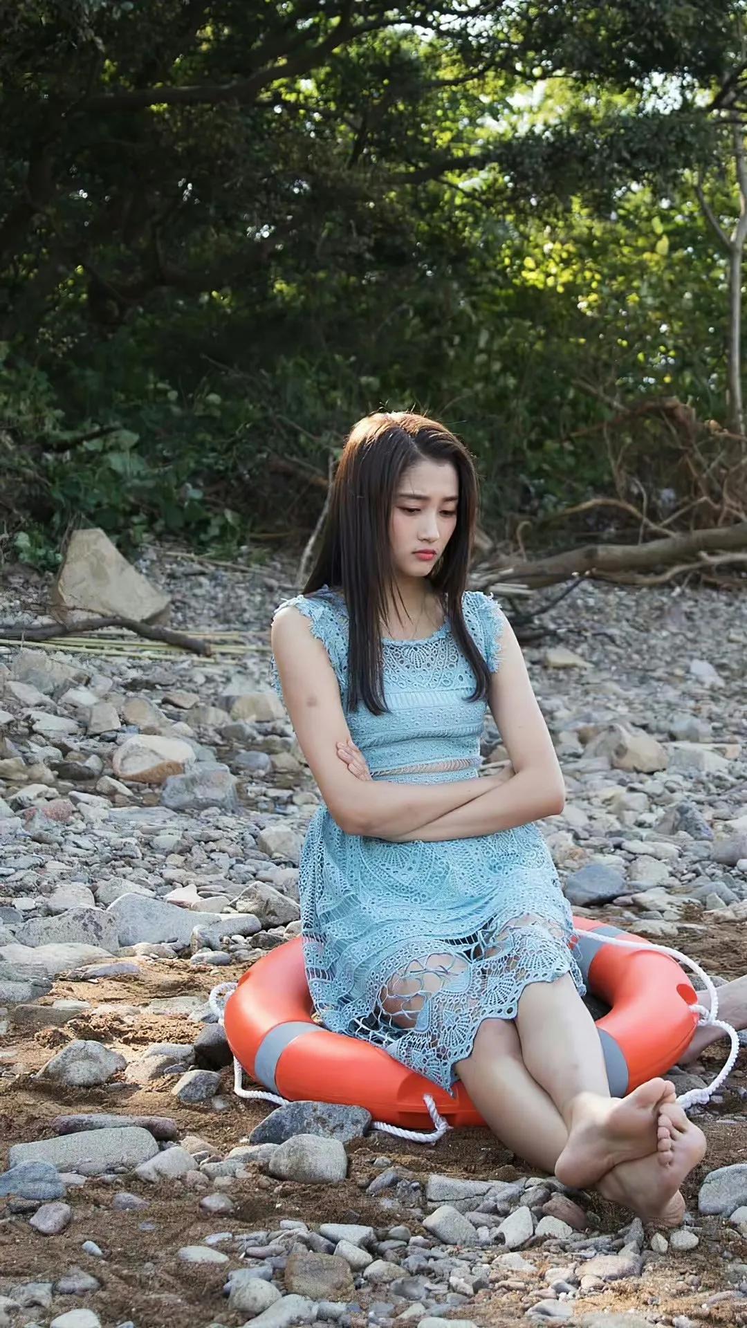 看到关晓彤的生图，突然没有身材焦虑了！甚至有些怀疑，这真的是关晓彤吗？小蛮腰