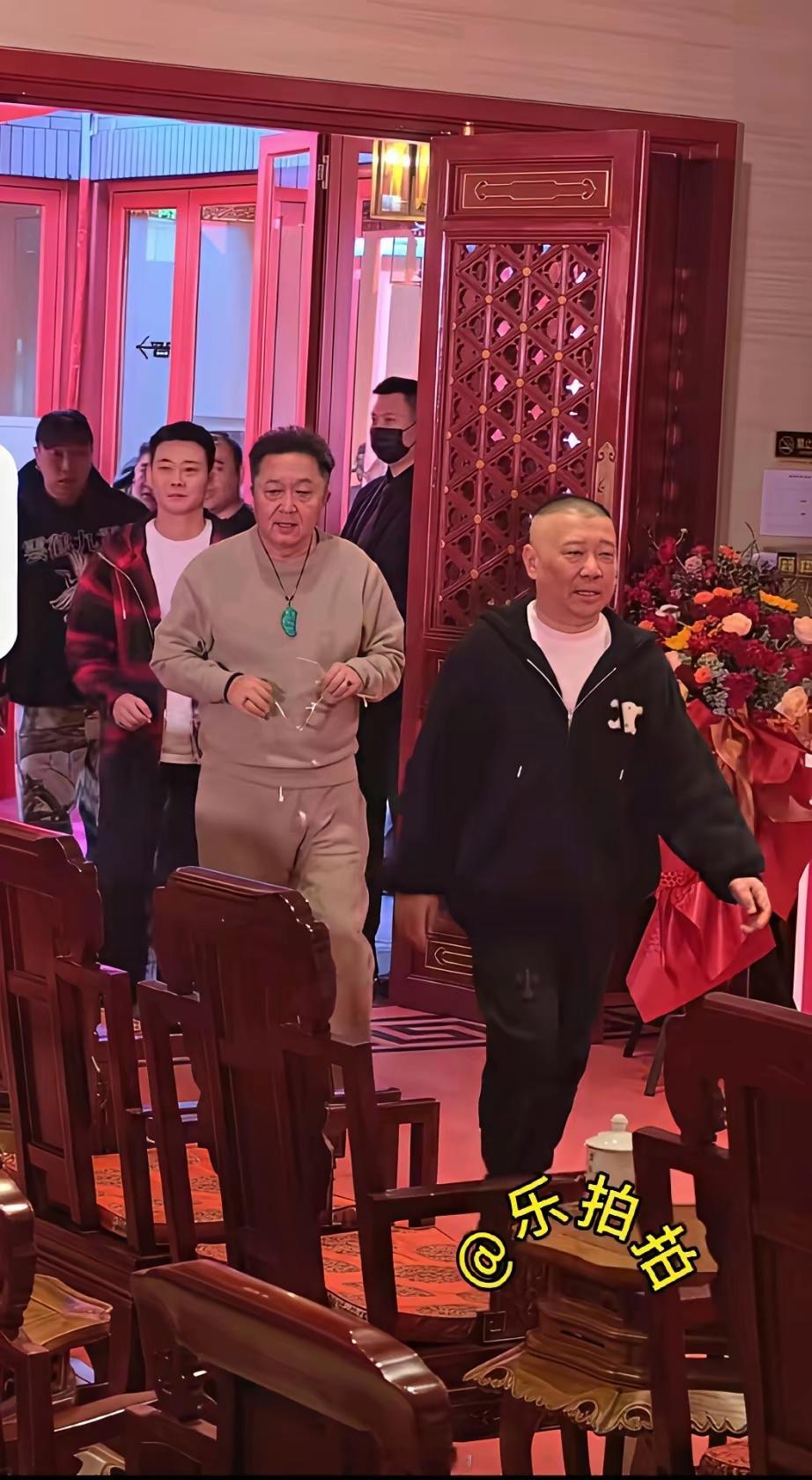 发现一个问题，出场时，郭德纲走在第一位，于谦第二位，走在第三的是栾云平。但主持人