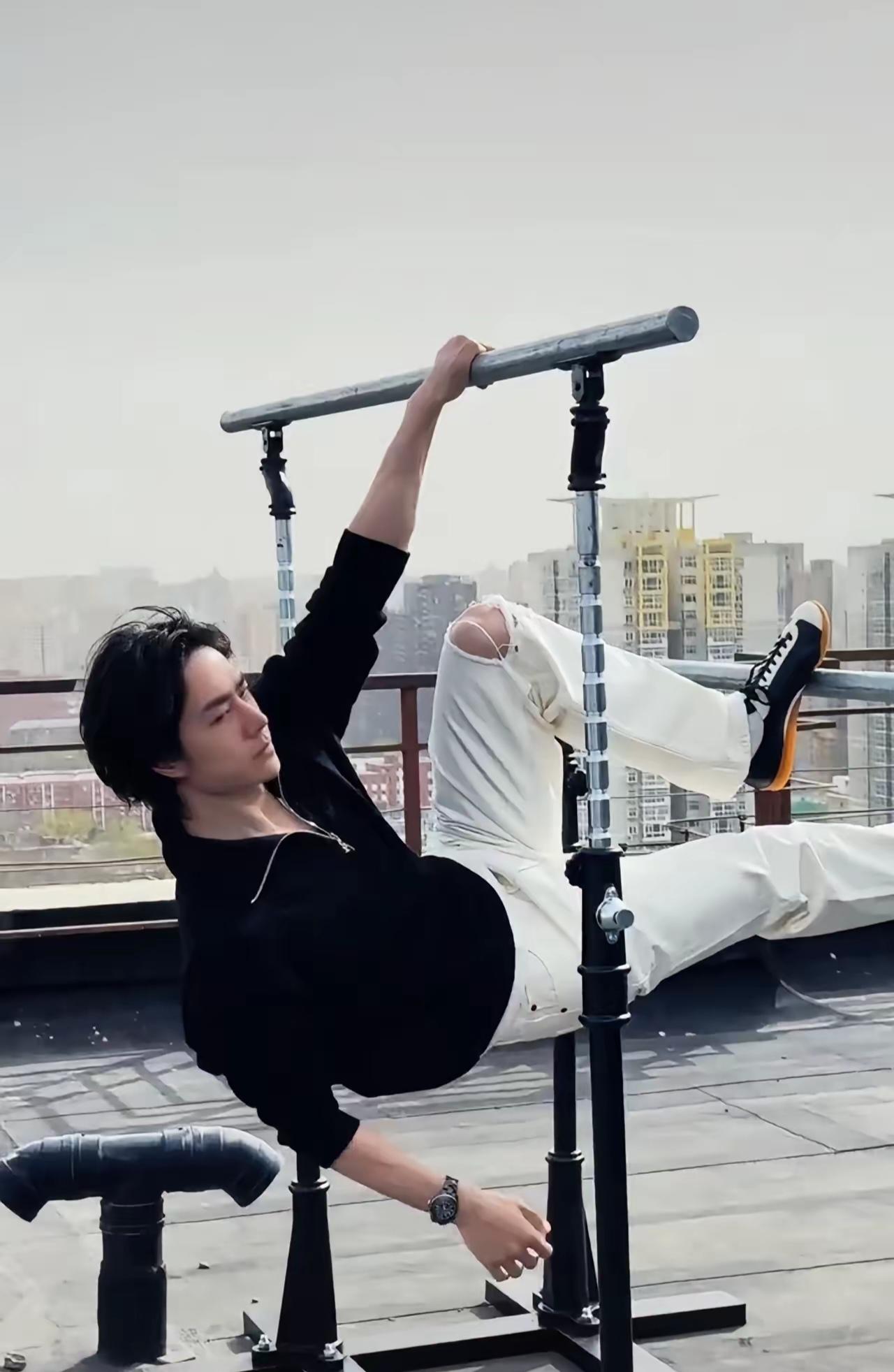 王一博这一套动作下来，同行只能叹气摇头…作为内娱新晋小生的标杆，王一博俨然成