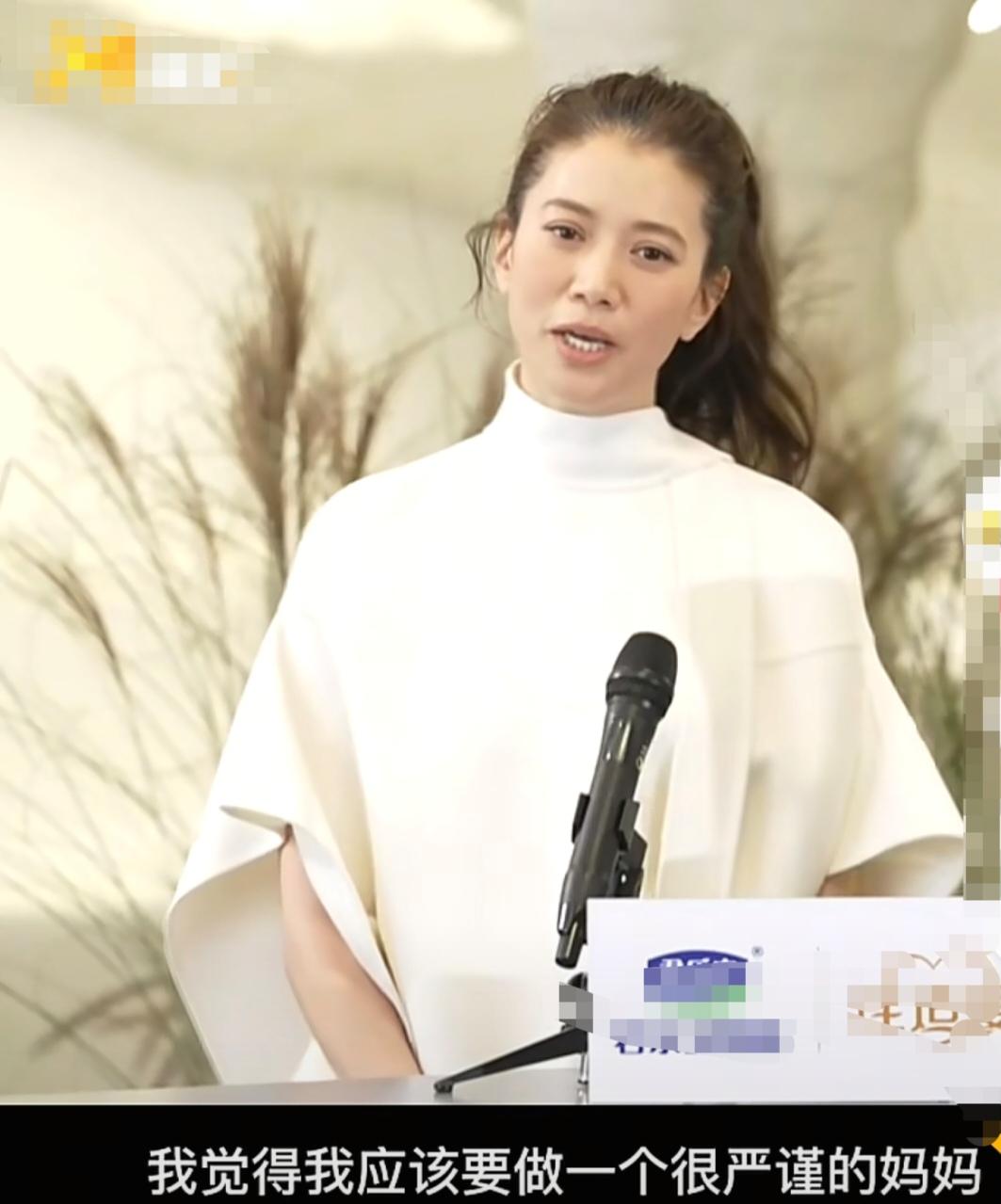 袁咏仪分享教育孩子经验，说:“我生小孩以后，我觉得我应该要做一个很严谨的妈妈，因