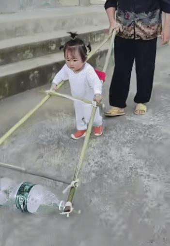 “火到人民日报了！”贵州遵义，奶奶弯腰扶着宝宝练习走路。没想到，爷爷灵机一动，就