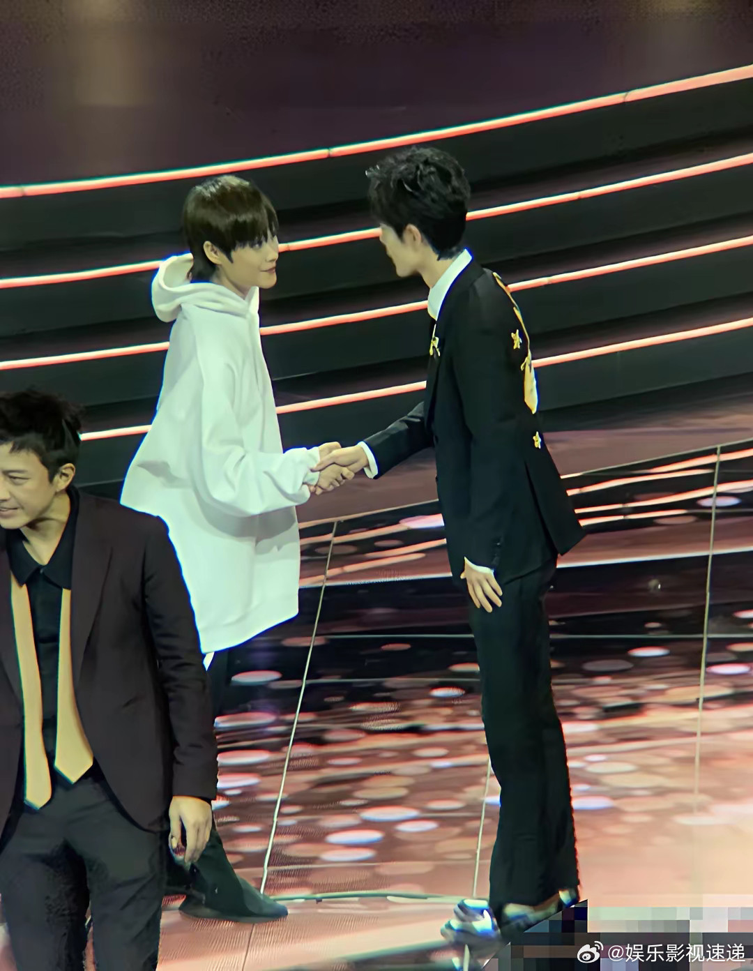 终于明白2019年的微博之夜​肖战为什么对着李宇春连鞠四躬了​原来肖战是个这
