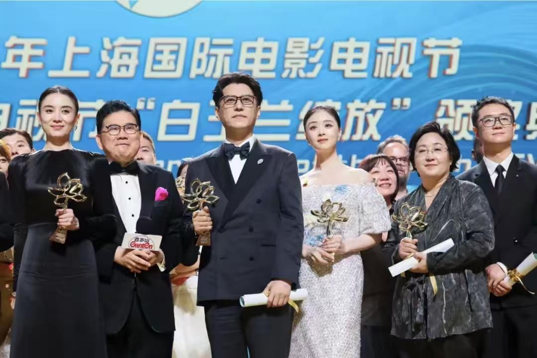 一张合照撕碎了白玉兰颁奖典礼的“体面”，突然理解为何刘亦菲没去了。最近，闹得