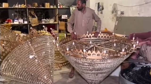 白沙瓦条件简陋的小作坊，批量生产的水晶灯
