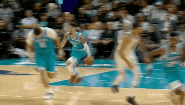 精彩连线！鲍尔精准传导助飞米勒！在今天NBA常规赛黄蜂对阵篮网的第二节比赛中，