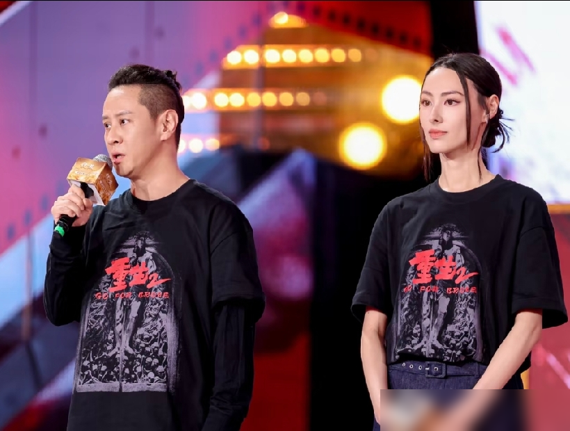 三个儿子开学走了，梁洛施转头牵着大9岁导演的手，十指相扣走红毯。38岁，两部新片同时炸场。《纸盒藏迷