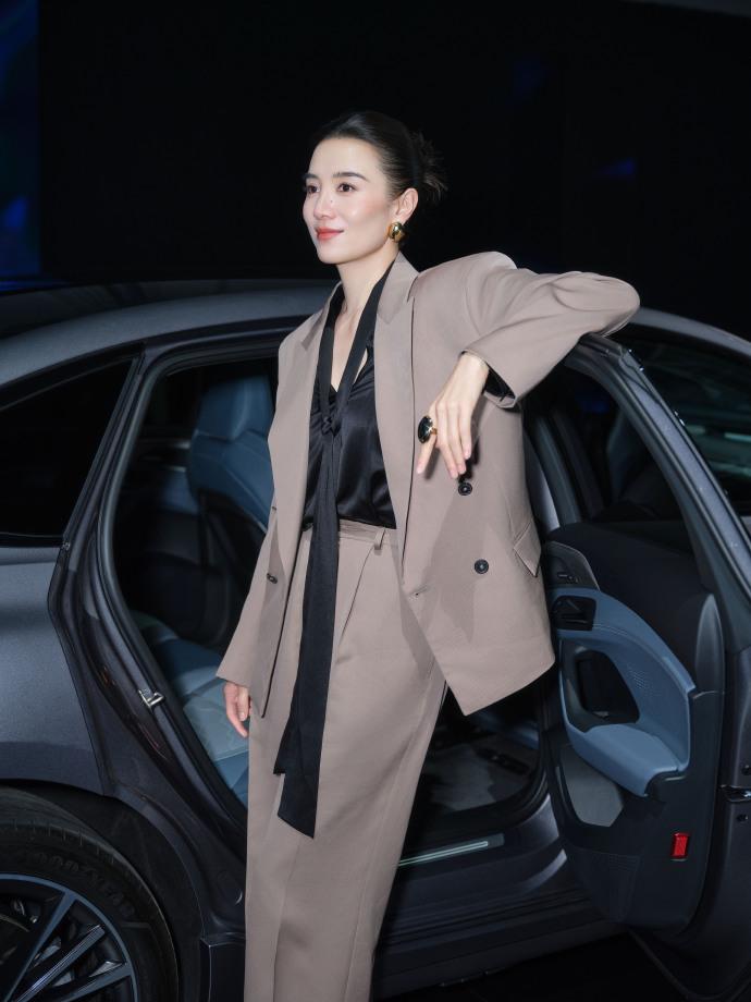 最近宋佳在参加活动的时候搭配的很有干练时尚之美，她里面穿了一件黑色的衬衣，外面套