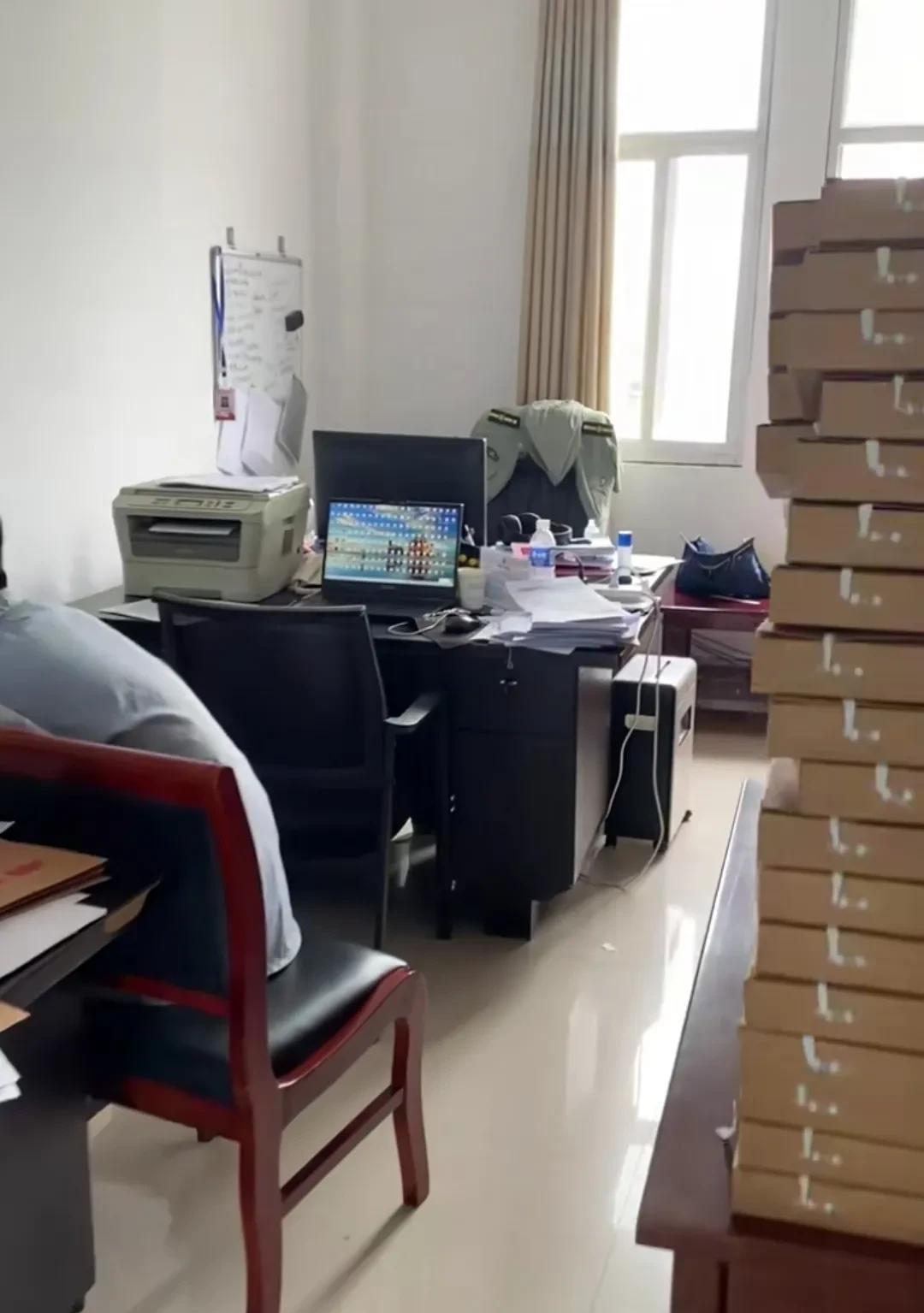 单位里有个退居二线的女同事，本来就很少露面，结果被另一个看不过眼的同事捅到了上级