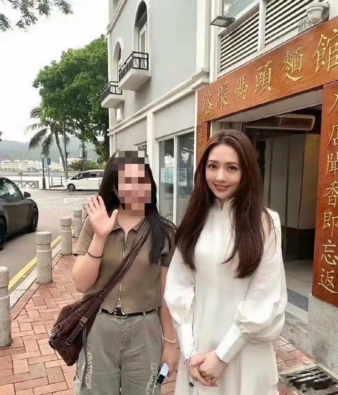看了郭碧婷和素人拍照，眼睛超好看，灵动有神，气质出众！​​​
