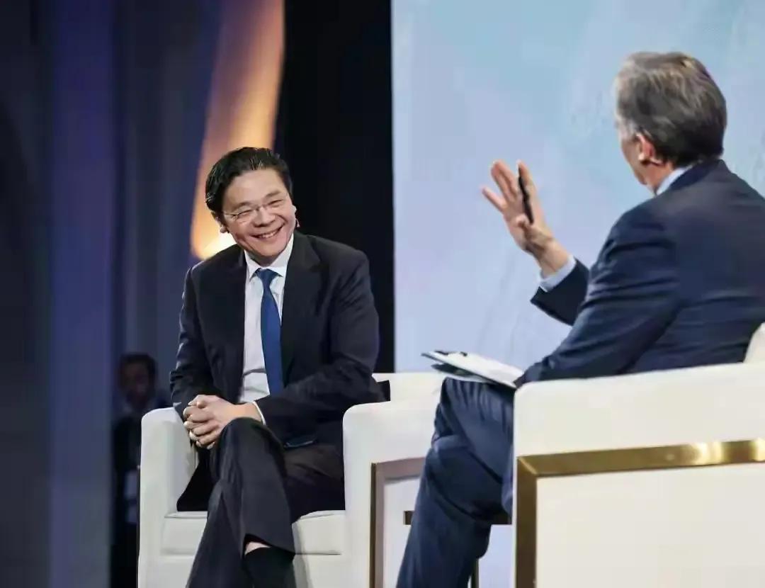 前脚新加坡总理黄循财前脚呼吁中方放下恩怨，理解日本。后脚新加坡背景的金龙鱼接连爆