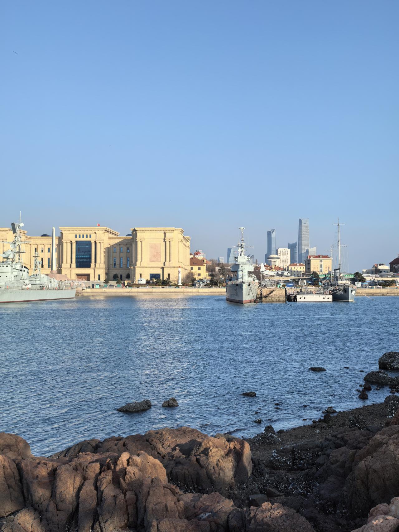 中国经济总量是日本的5倍，人口是日本的10倍，因此，中日之间的差距还是很大的。