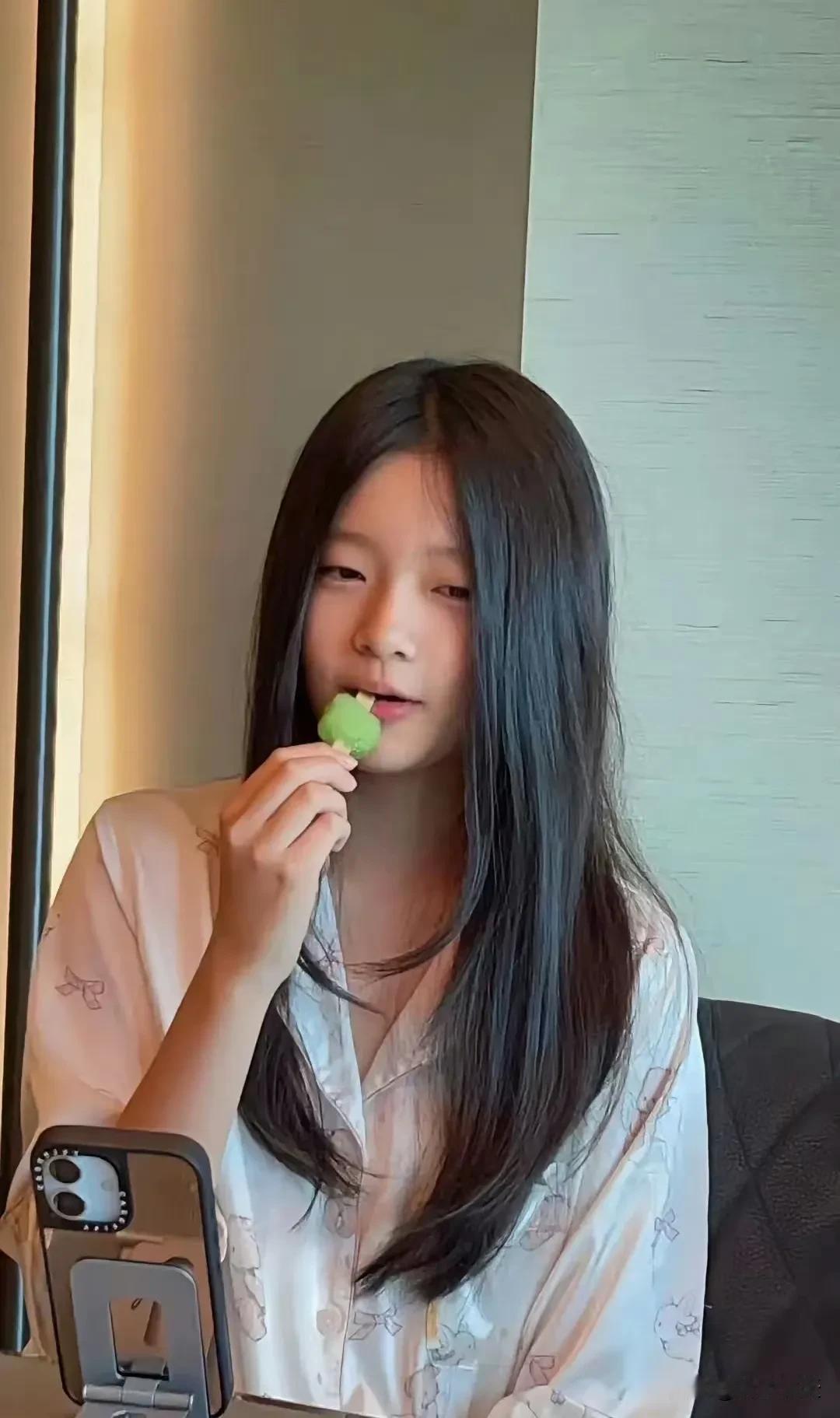 S家再也不能拿汪小菲曝光孩子说事了，这次孩子们参加夏令营，玥儿姐弟的清晰正脸照曝