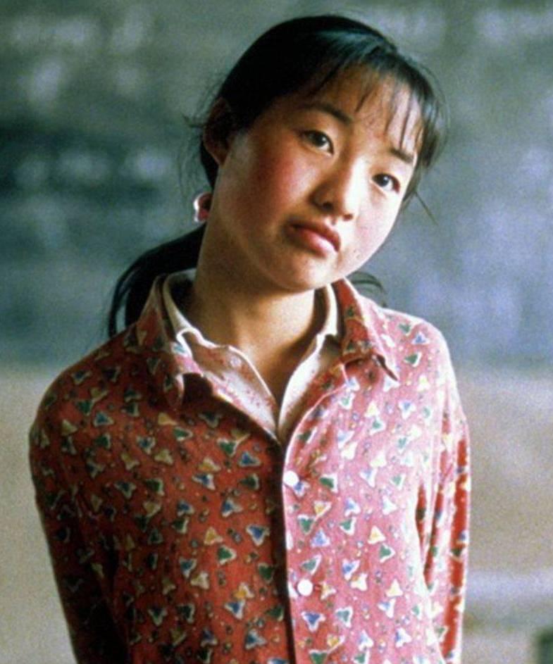 1999年，张艺谋捧红了农村女孩魏敏芝。拍完戏后，魏敏芝想进演艺圈，张艺谋却不同