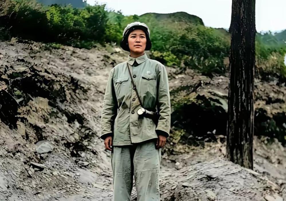 她是抗日名将戴安澜将军的女儿，貌美如花，1950年，年仅15岁的戴藩篱继承父亲报