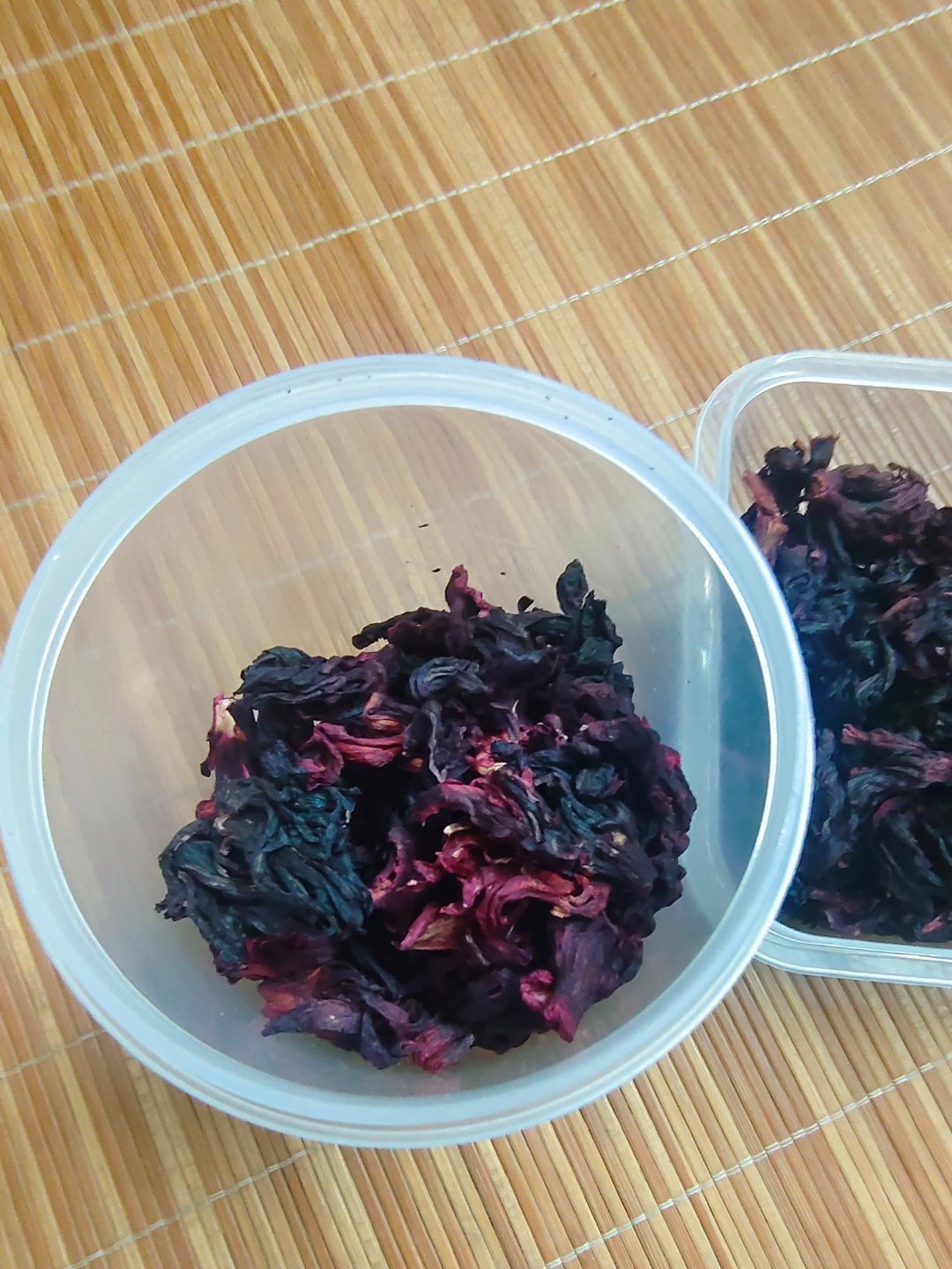 炎热的夏天，我不喜欢喝白开水，所以加上一些外婆种的洛神花茶，酸酸的，以前没有减脂