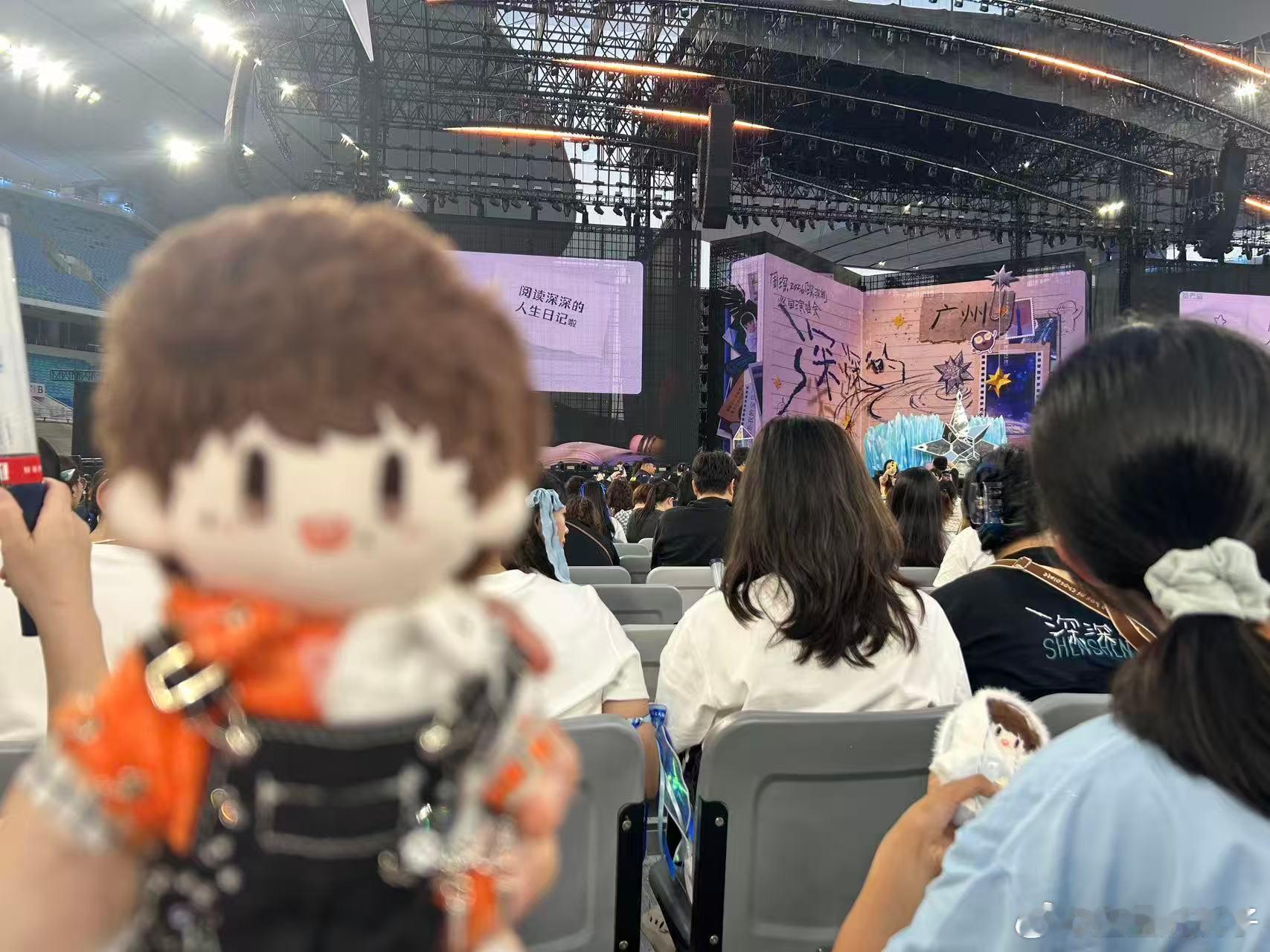 周深做米字星物料发狠忘情了很难不爱这么有烟火气的周深，私下里的小举动全是让人心