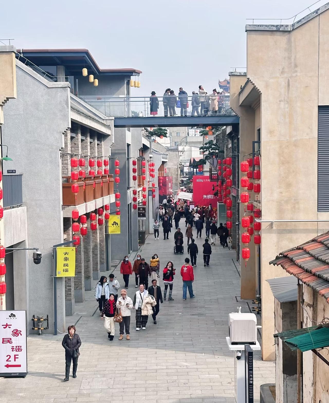 江城武汉，现在的春节变化太大！变得有点儿让我快认不出来了。在传统文化的年味里，又