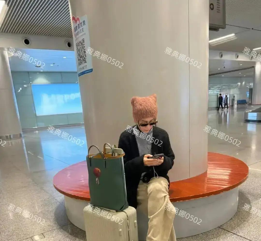 57岁那英机场生图曝光，全网炸锅！她戴的GUCCI猫耳帽5800块，Giv