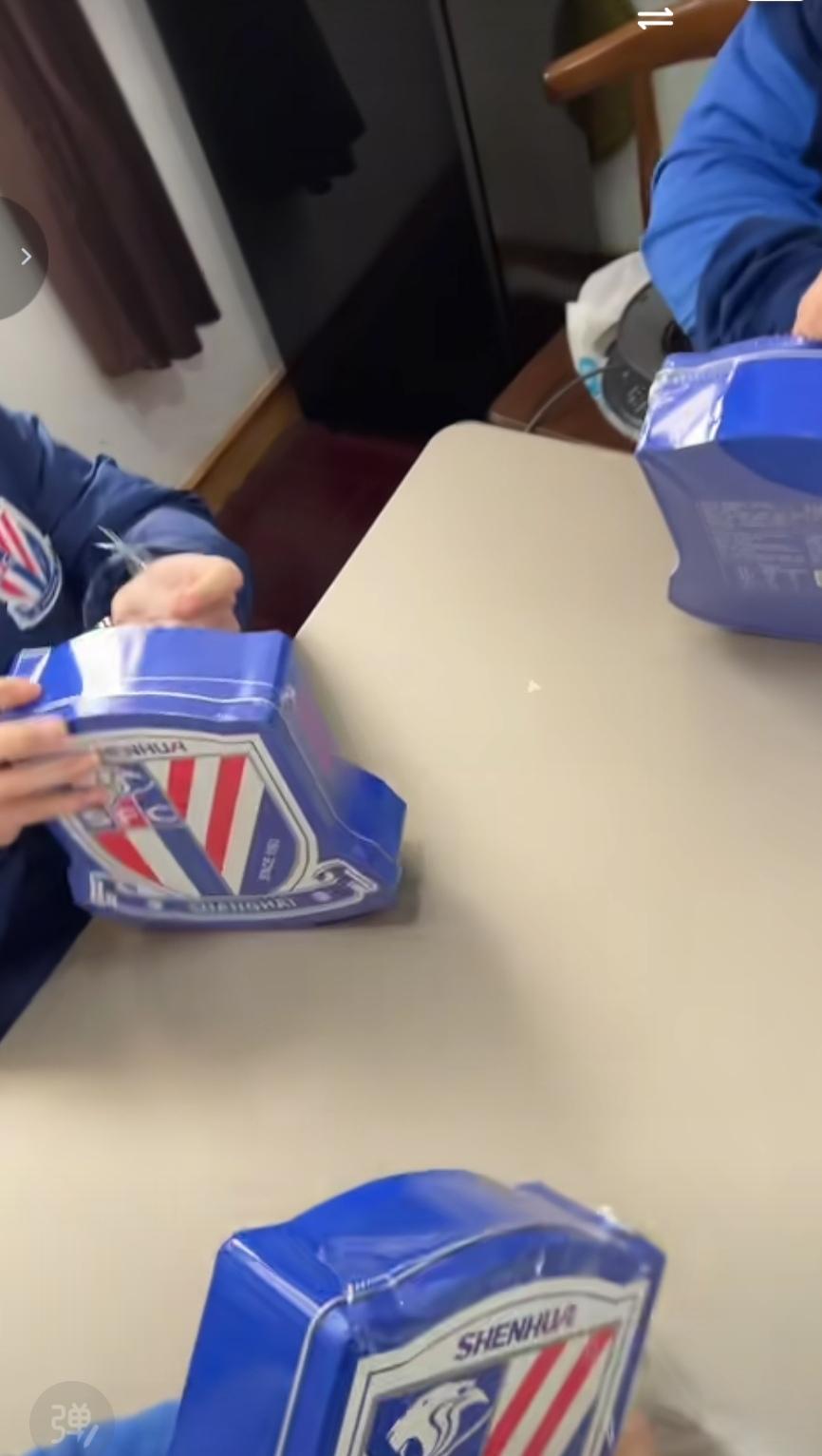 海港球迷有些羡慕了！我们看到临近过年！申花款年货悄然上市了！而且这款年货味道还是