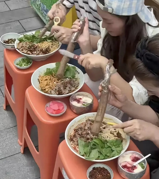 大家谁知道他们往碗里刮啥呢