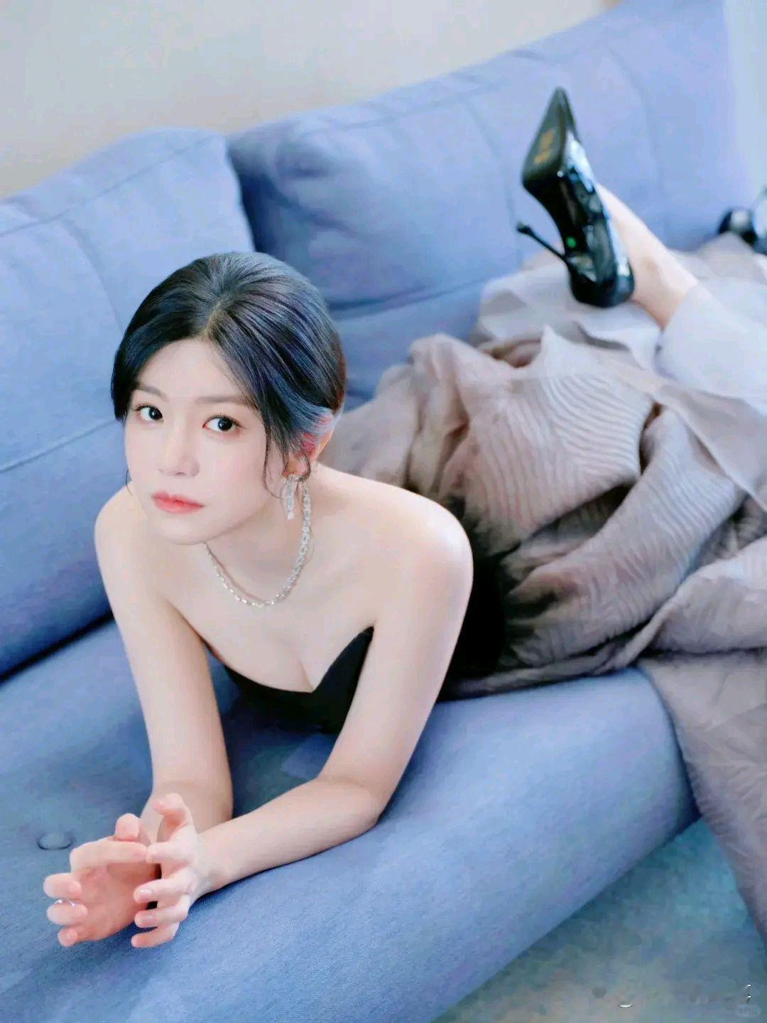陈妍希造型甜美温柔，气质清新，少女感满满🌿陈妍希造型甜美温柔，气质清新，少女