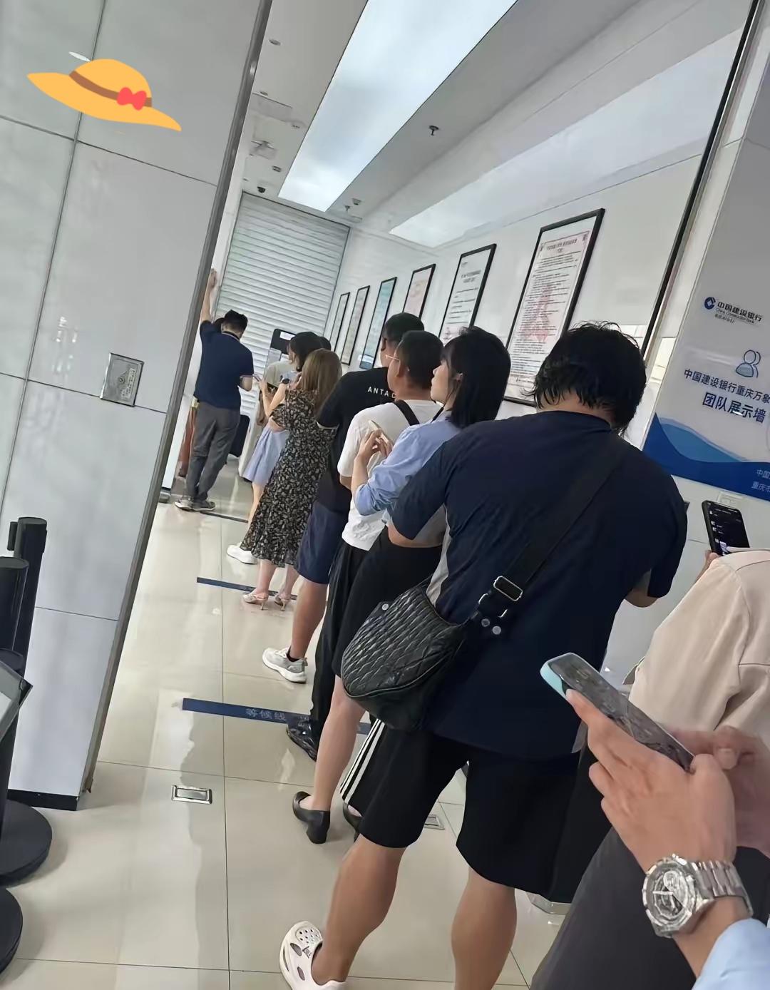 近期，多家银行出现特殊景象：大批市民不办理存取款业务，而是扎堆排队提取黄金。“银