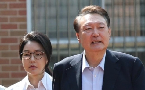尹锡悦顶不住了当地时间21日，韩国负责调查前总统尹锡悦夫人金建希案件的独立检查