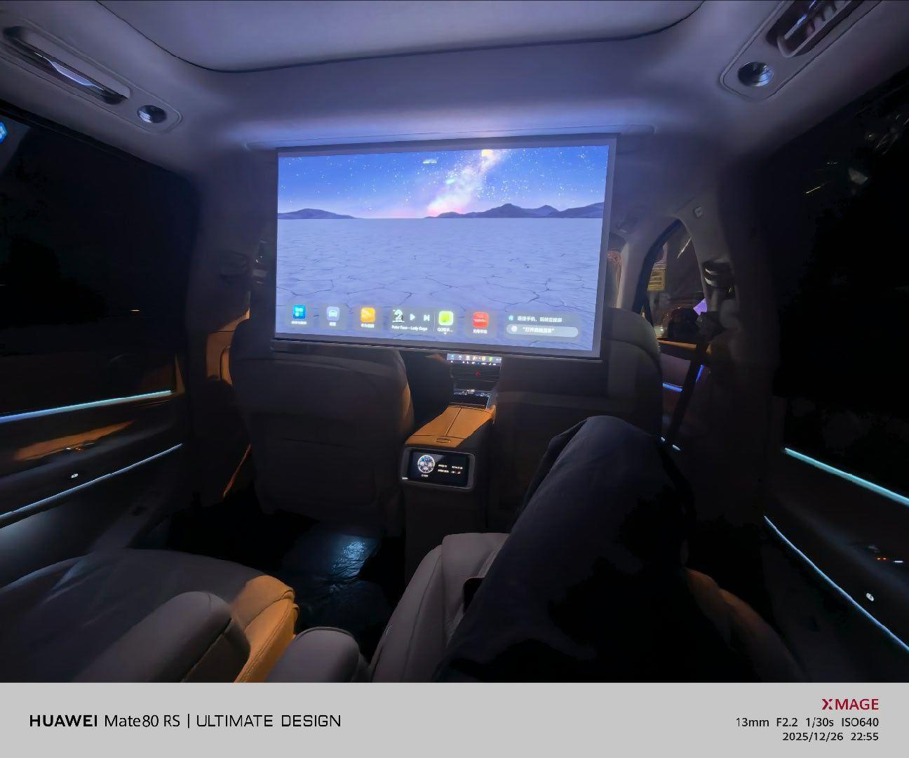 享受这为数不多坐问界M9二排的时光。除了喝酒叫代驾，平常真没这机会……