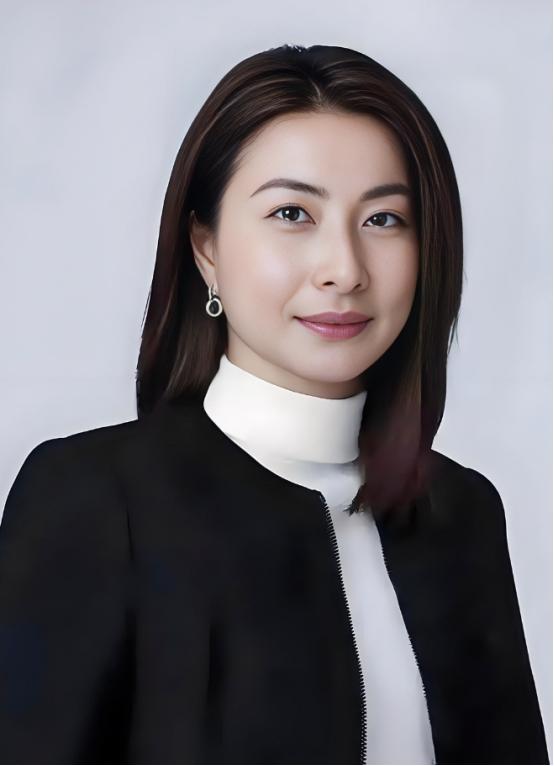 霍启刚曾坦言，是郭晶晶真正改变了霍家。从前的家族聚会，少不了红酒雪茄的精致排场，