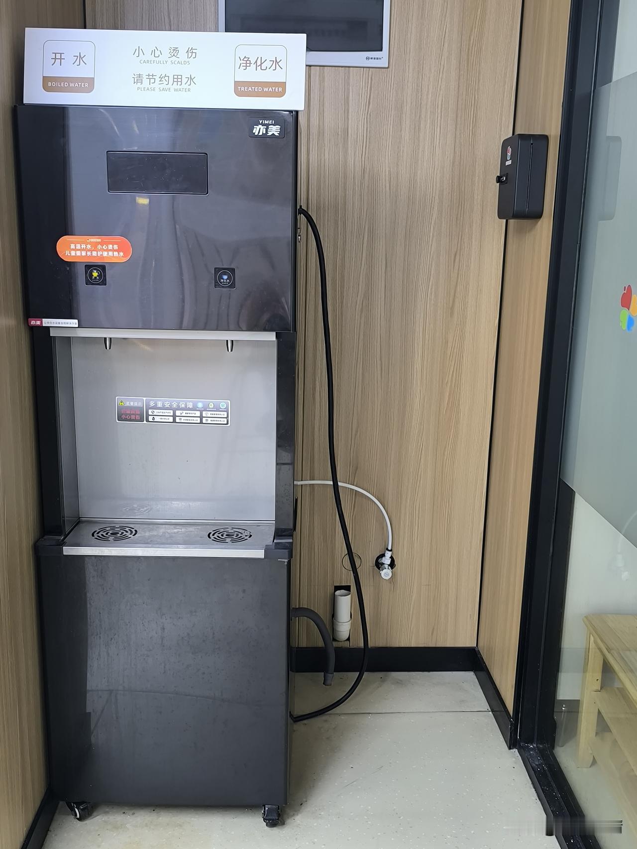 湖北武汉中百仓储邻里汇：社区在大型商超休息区里设置饮水机，方便大家喝水泡茶，这本