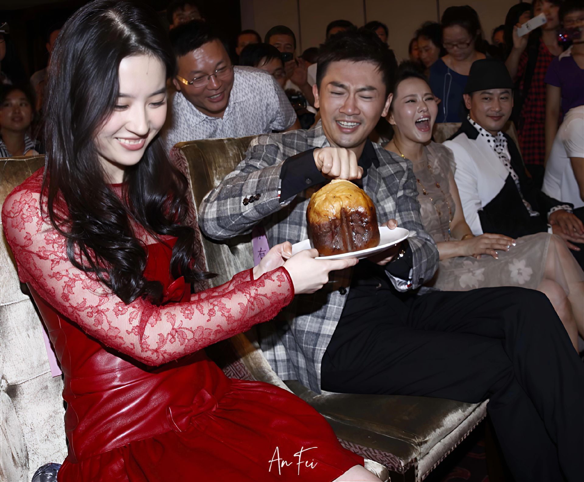 气质永远比衣装先行不敢想这条裙子不是她穿会有多俗气….（cr.安菲Aw​​​