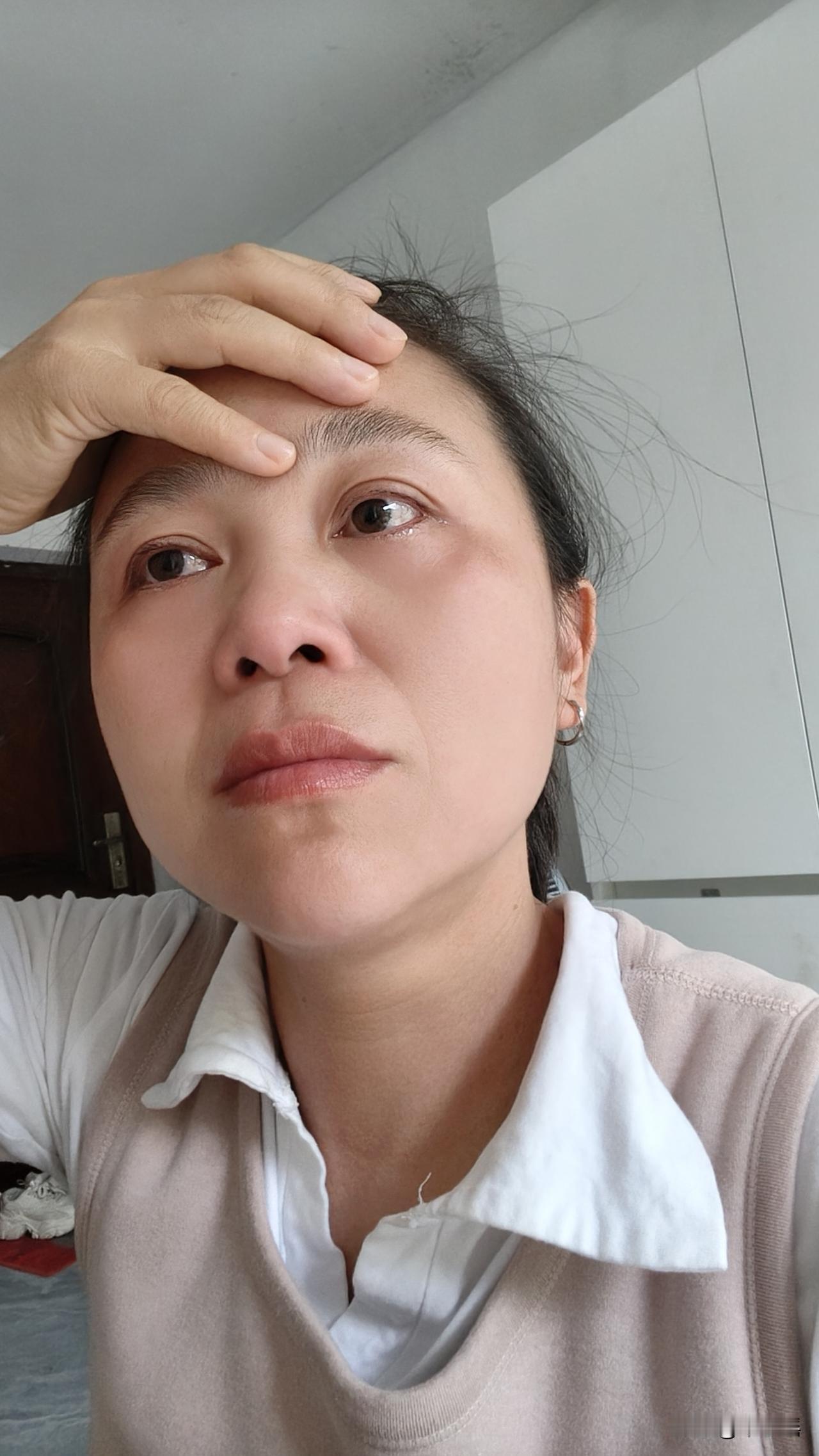 昨晚一宿没睡，整整哭了一个晚上，回忆起悲催的人生经历！我忍不住又哭红了双眼，怪泪
