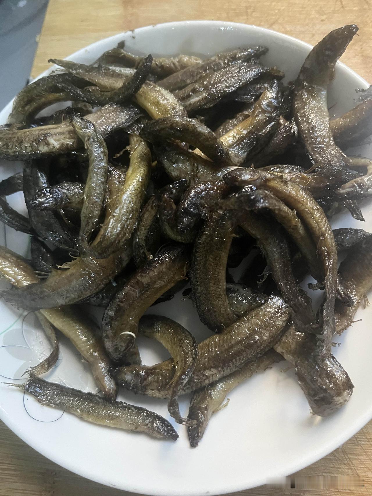 第一次炸泥鳅，而且还是整个下，不作内脏清理的。昨中午，老板娘的妈从菜市场拎来