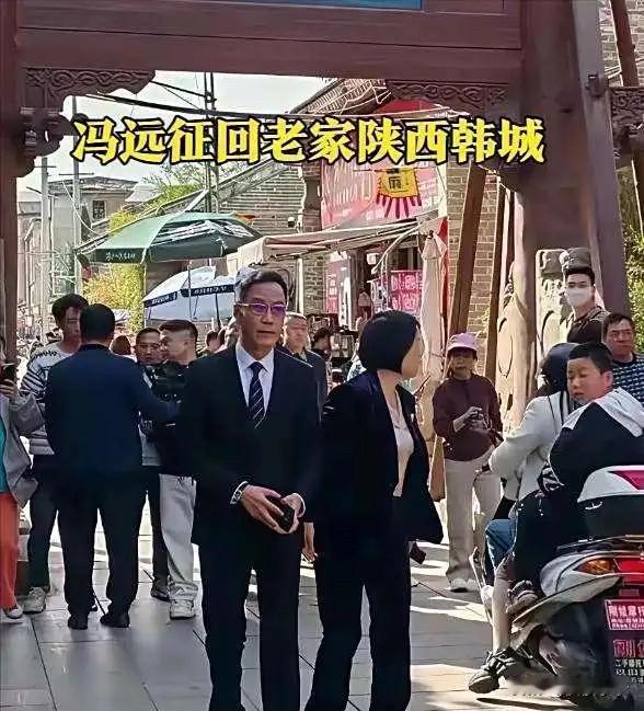 63岁冯远征与71岁爱妻回乡，紧牵双手甜蜜同游，被赞“神仙眷侣”。两口子在老家的
