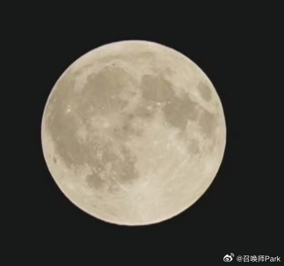 全程约3.5小时，月全食进行过半，从满月变成一个小月牙，红色也慢慢显现出来了，第