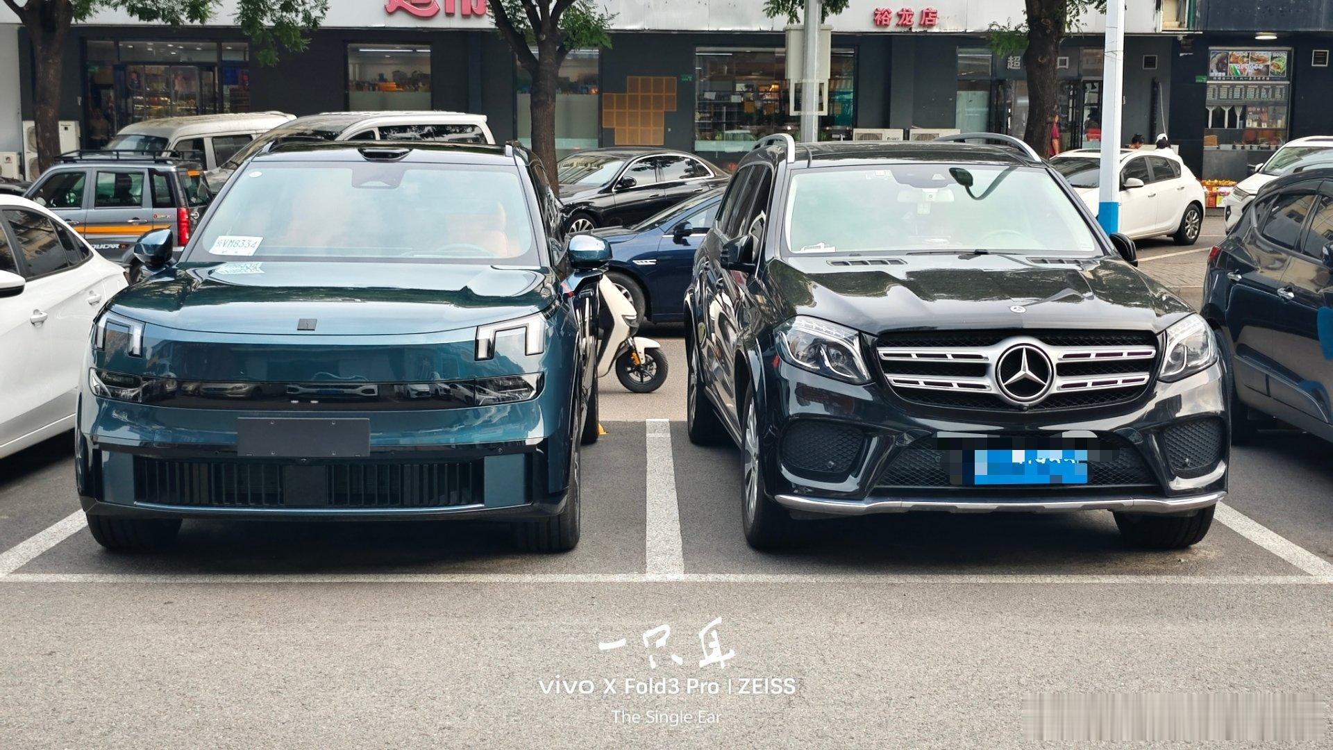 领克900﻿和奔驰GLS停在一起证明了一点，原来的领克09对标的是GLE这个级