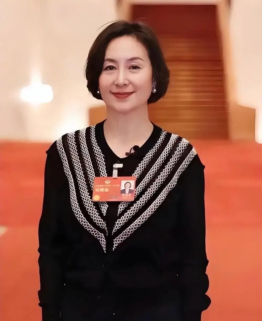 2022年，何超琼感慨，香港回归那年，父亲曾与她打赌，像上海这样的城市，需要多少