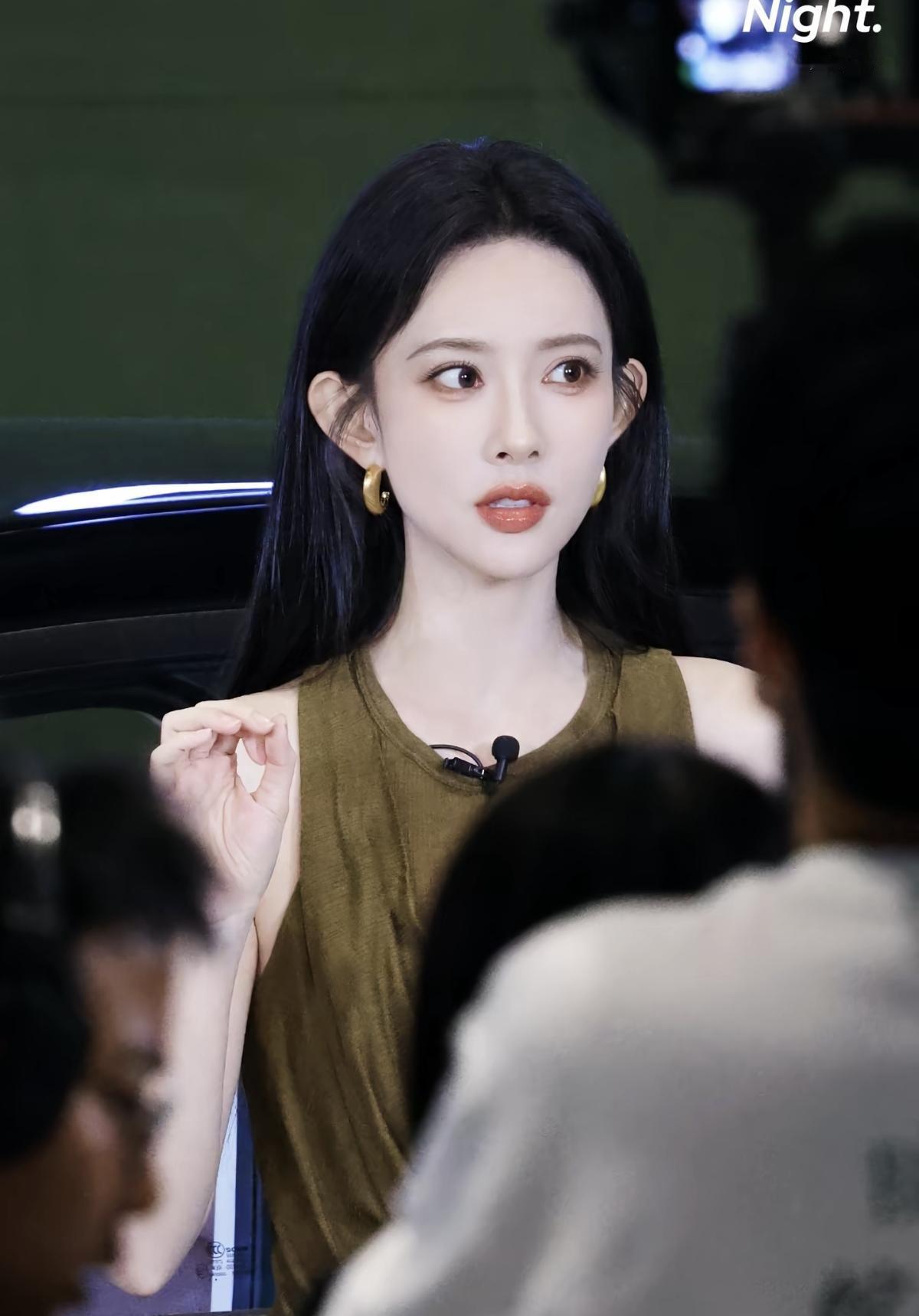 孟子义这套咖色荡领造型太绝，黑长直搭配金耳饰，从容又有大女主气场娱乐明星