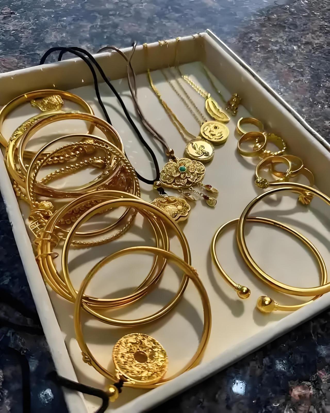 黄金多交13%税，钱瞬间变稀薄了。也先不要着急，看清楚政策再说这次政策针对投