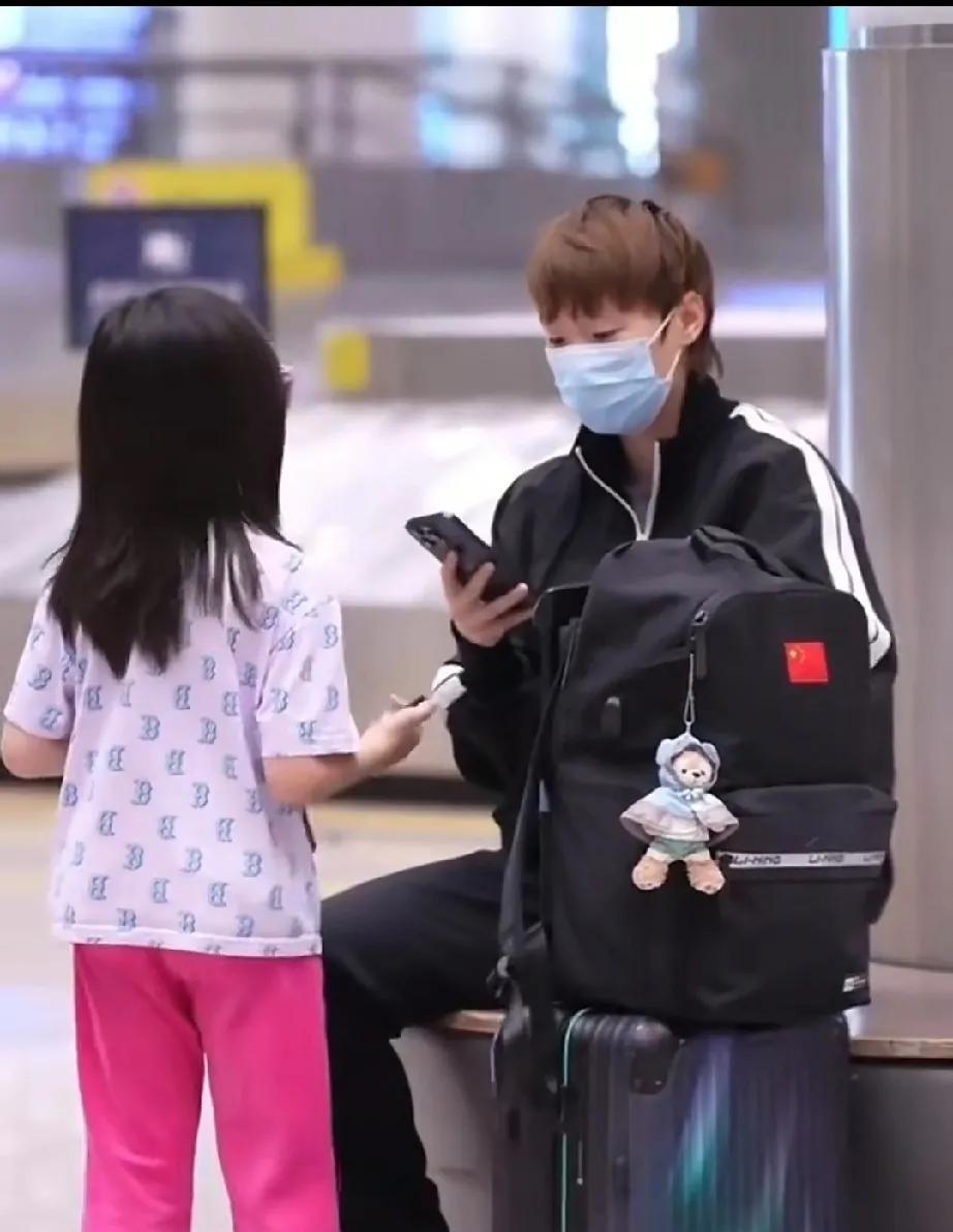 我发现，王曼昱越来越受欢迎了。老人小孩都喜欢她。王曼昱再坐着休息看手机，这时候