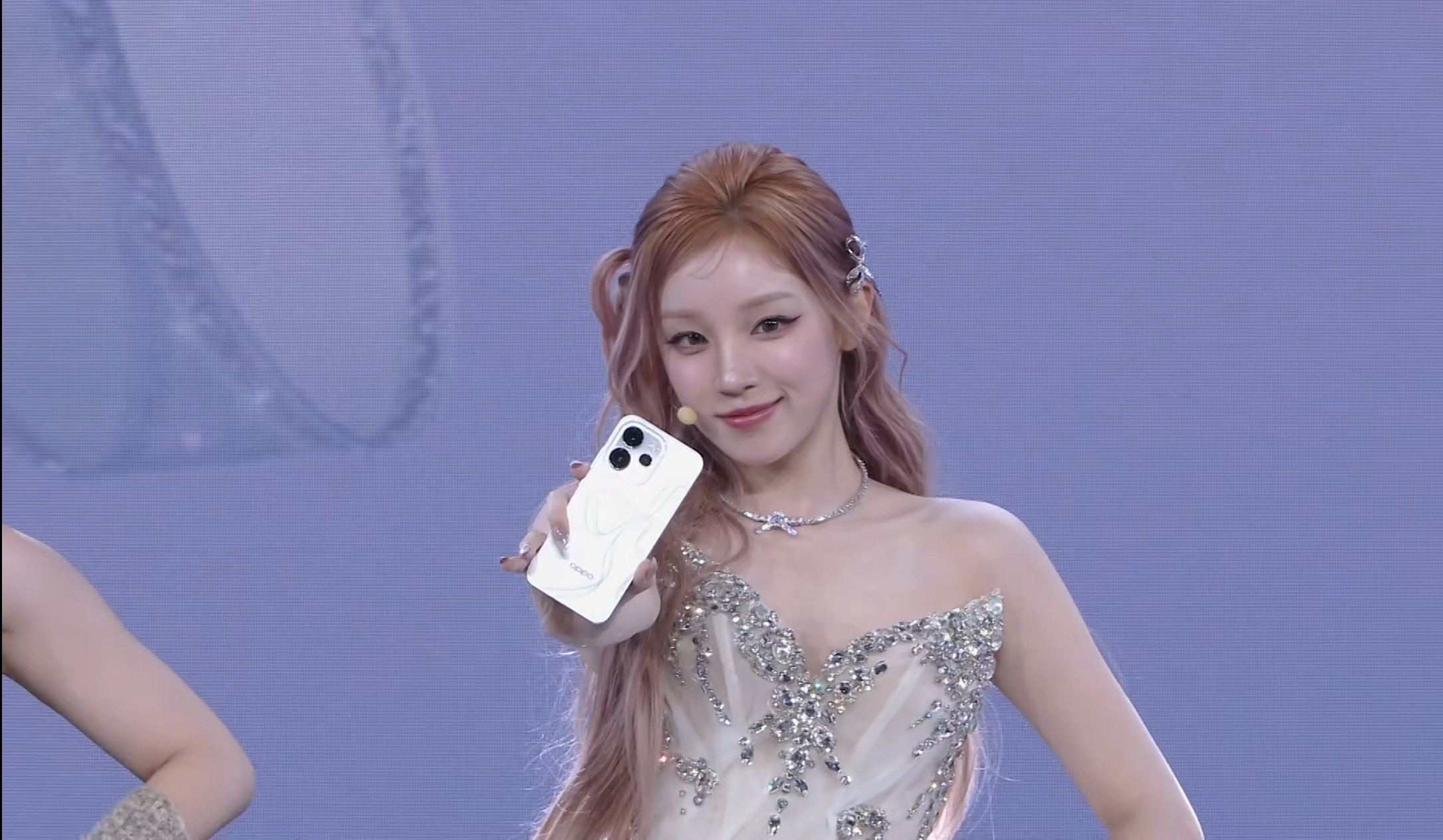 宋雨琦和蝴蝶结Reno15都美极了