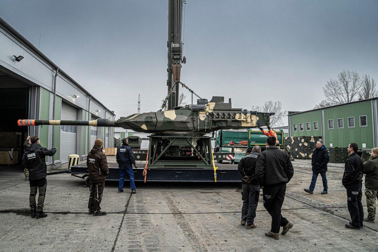 【分头行动】匈牙利陆军第1装甲旅维修人员进行“豹2A7HU”坦克炮塔的整体