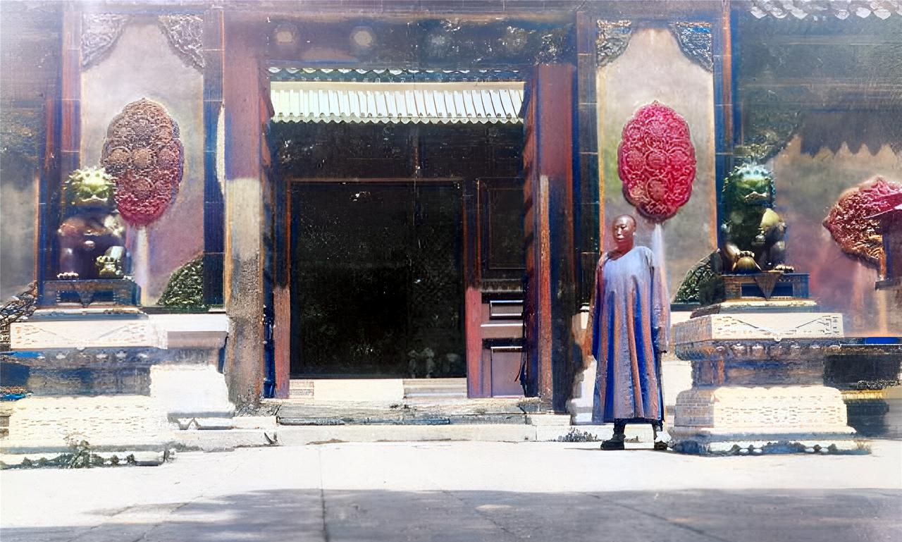 1900年，一名身材高大的太监站在宫门前。此时，皇宫里已空荡荡，只留下几名太监守