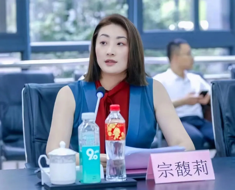 真没想到啊，宗家老少都在给自己找退路，二叔推出品牌“娃小智”，小公主推出品牌是“